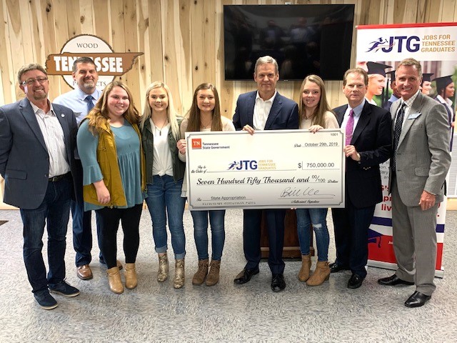 GOVERNOR LEE VISITS COLLINWOOD LUMBER COMPANY TO PRESENT APPROPRIATION TO JOBS FOR TENNESSEE GRADUATES